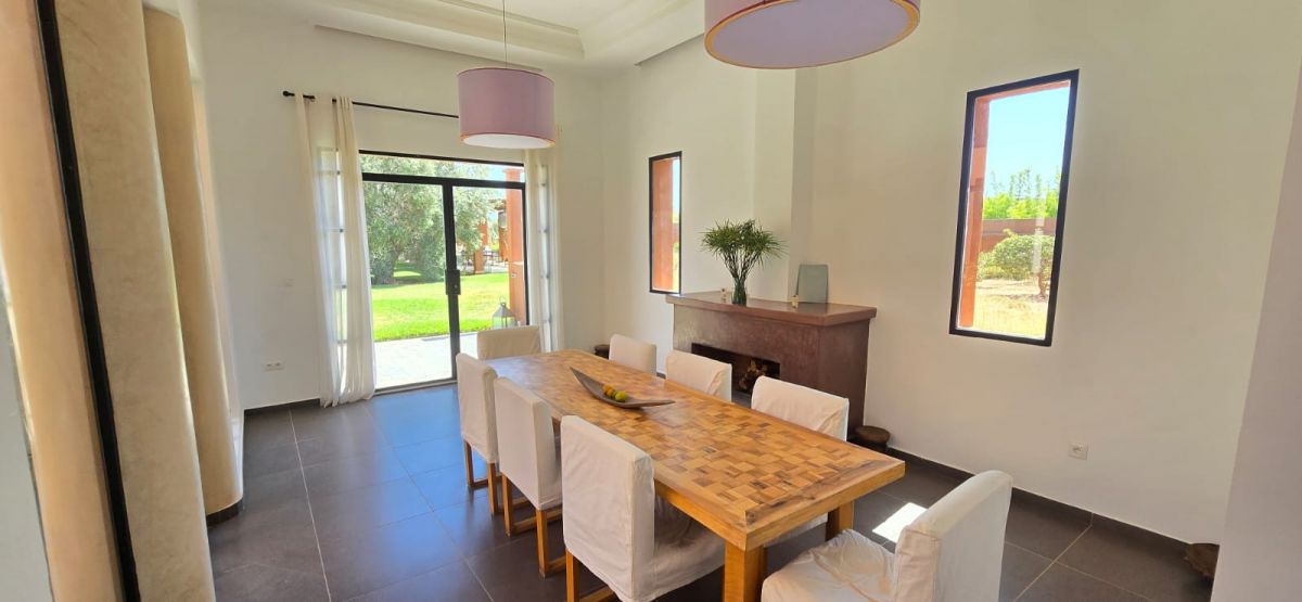 salle à manger villa marrakech route amizmiz
